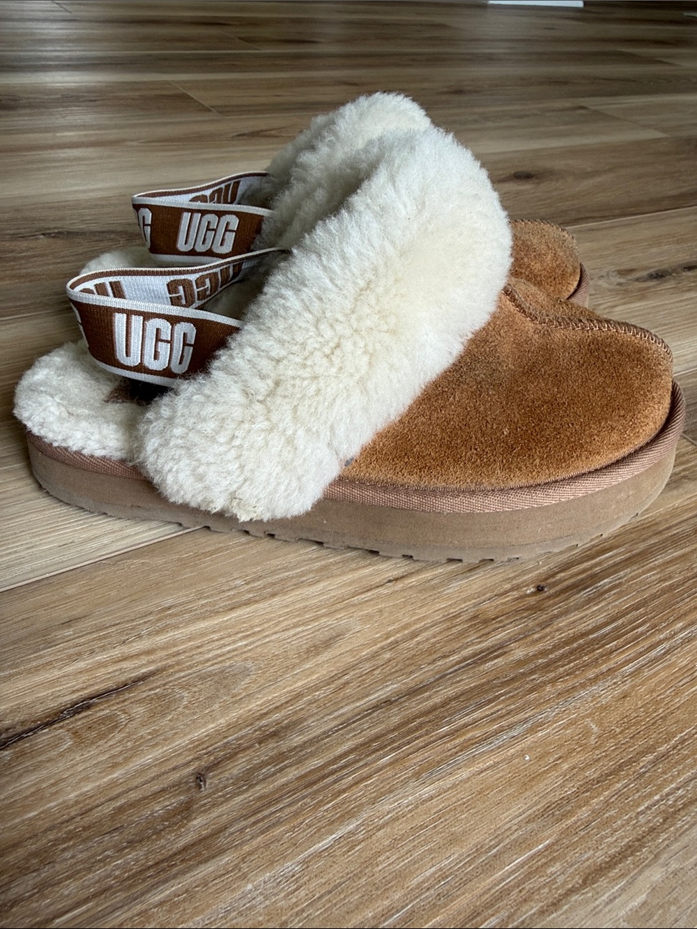 UGG Girls Funkette Slippers Chestnut Size 2K